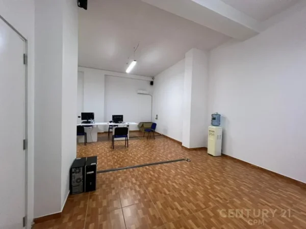 Tirane, jepet me qera zyre Kati 2, 102 m² 1.000 € 