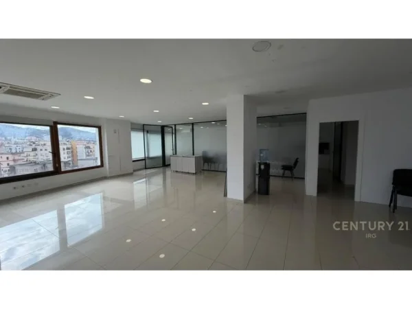 Tirane, jepet me qera zyre Kati 6, 187 m² 2.500 € (Hilton)