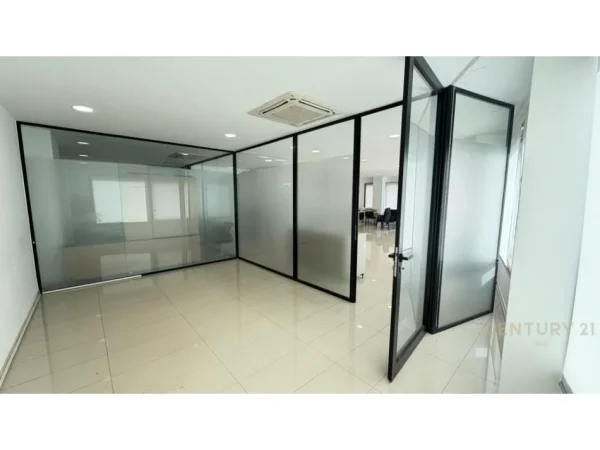 Tirane, jepet me qera zyre Kati 6, 187 m² 2.500 € (Hilton)