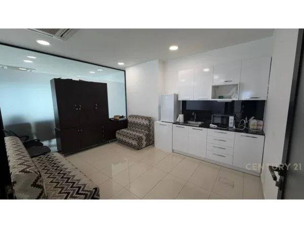 Tirane, jepet me qera zyre Kati 6, 187 m² 2.500 € (Hilton)