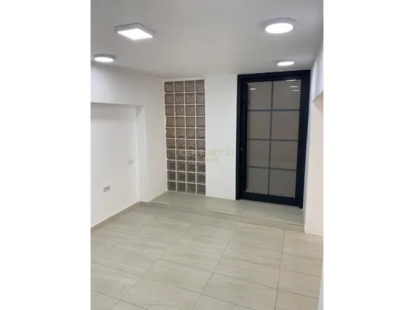 Tirane, jepet me qera ambjent biznesi , 120 m² 1.400 € (Piazza)