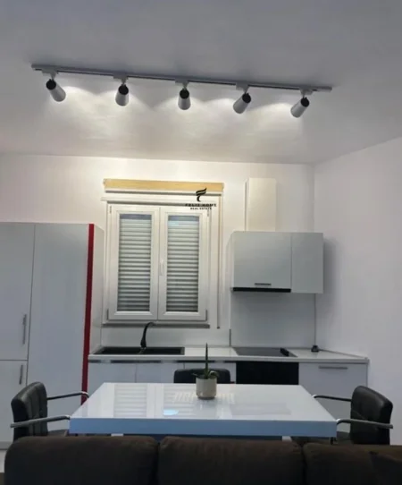 Tirane, jepet me qera apartament 1+1 Kati 3, 85 m² 600 € (SELITE E VJETER)