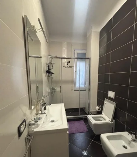 Tirane, jepet me qera apartament 1+1 Kati 3, 85 m² 600 € (SELITE E VJETER)