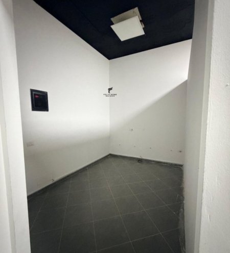 Tirane, jepet me qera zyre Kati 0, 75 m² 340 € (ISH PARKU)