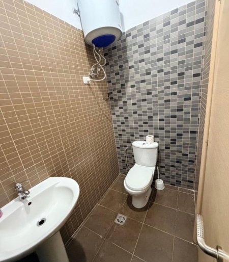 Tirane, jepet me qera zyre Kati 0, 75 m² 340 € (ISH PARKU)