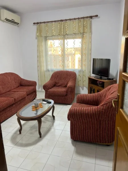 Tirane, jepet me qera apartament 2+1+Ballkon Kati 6, 75 m² 500 € (Rruga e Elbasanit)