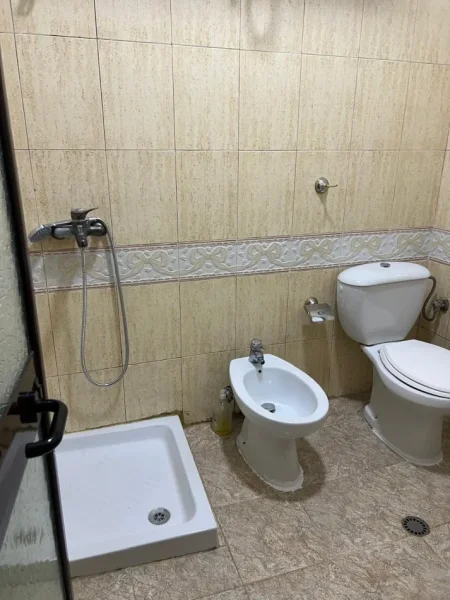 Tirane, jepet me qera apartament 2+1+Ballkon Kati 6, 75 m² 500 € (Rruga e Elbasanit)
