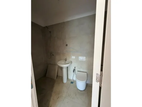 Tirane, jepet me qera apartament 2+1+Ballkon Kati 2, 93 m² 700 €
