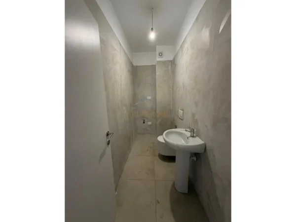 Tirane, jepet me qera apartament 2+1+Ballkon Kati 2, 93 m² 700 €