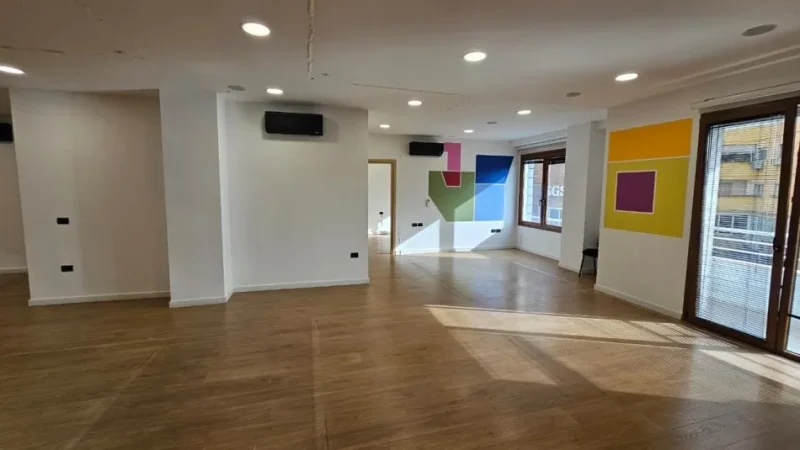 Tirane, jepet me qera zyre Kati 2, 180 m² 2.600 € (Alpas Center, Hilton Garden Inn)