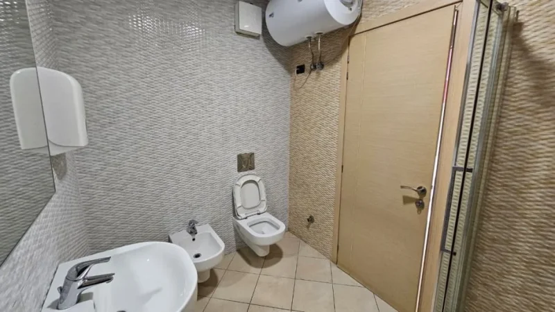 Tirane, jepet me qera zyre Kati 2, 180 m² 2.600 € (Alpas Center, Hilton Garden Inn)