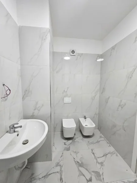 Tirane, jepet me qera zyre Kati 3, 60 m² 600 € (ZOGU ZI)