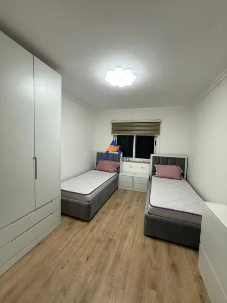 Tirane, jepet me qera apartament 2+1+Ballkon Kati 3, 72 m² 750 € 