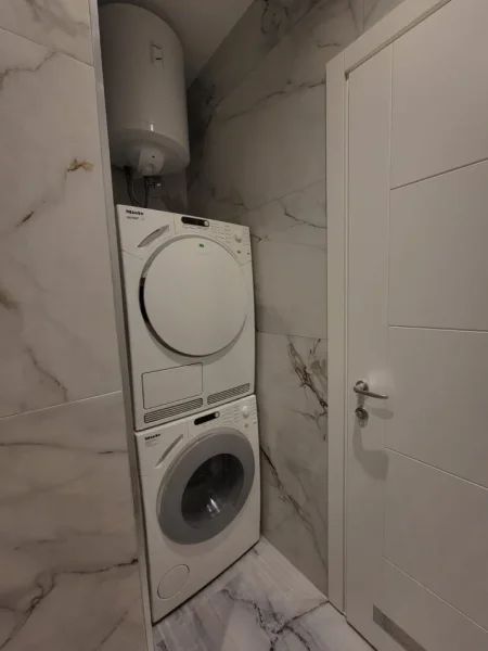 Tirane, jepet me qera Vile 1+1 Kati 1, 60 m² 600 € (Rruga e Durresit)