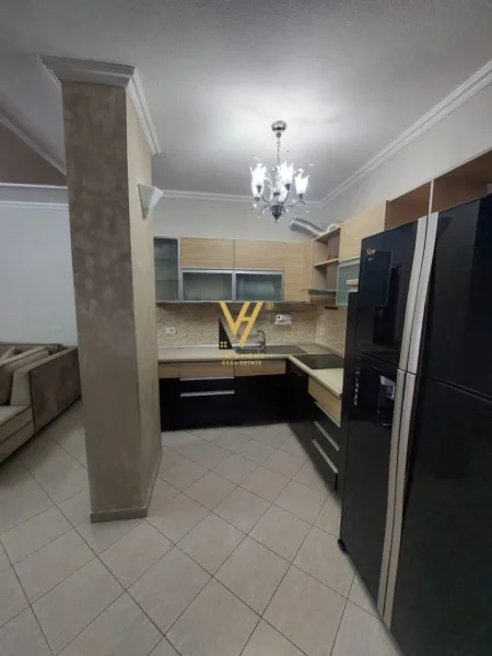 Tirane, jepet me qera apartament 2+1+Ballkon Kati 6, 110 m² 870 € (RRUGA E KAVAJES)
