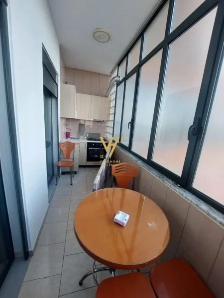 Tirane, jepet me qera apartament 2+1+Ballkon Kati 6, 110 m² 870 € (RRUGA E KAVAJES)