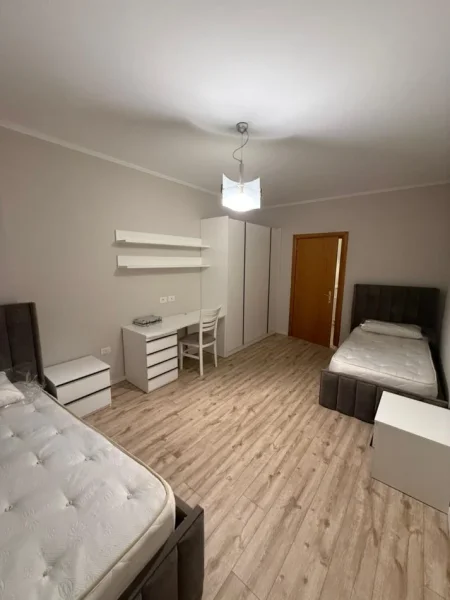 Tirane, jepet me qera apartament 2+1+Ballkon Kati 5, 110 m² 900 € (Komuna e Parisit)
