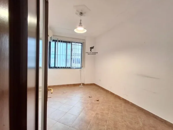 Tirane, jepet me qera zyre Kati 2, 143 m² 1.200 € (ISH ESKPOZITA)