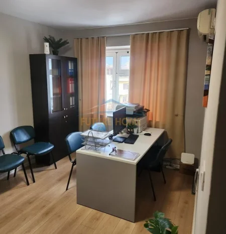 Tirane, jepet me qera zyre Kati 4, 35 m² 450 € (Rruga Myslym Shyri)