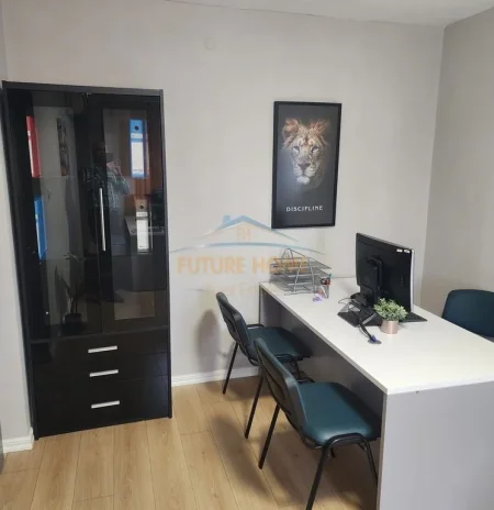 Tirane, jepet me qera zyre Kati 4, 35 m² 450 € (Rruga Myslym Shyri)