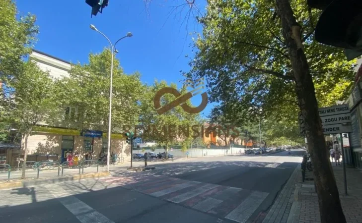 Tirane, shitet dyqan Kati 0, 65 m² 410.000 € (asim vokshi)