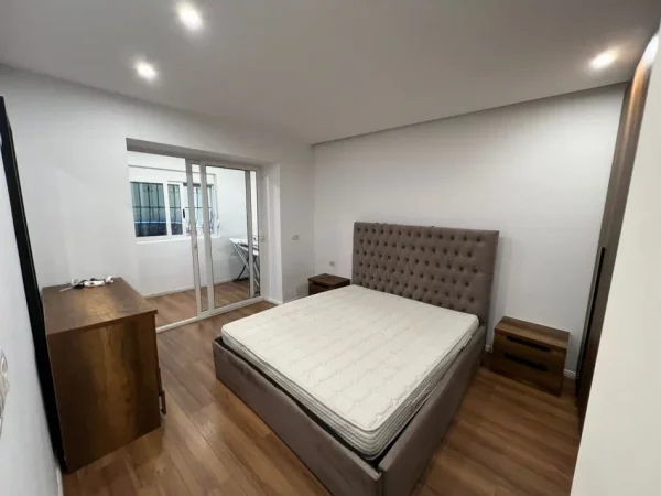 Tirane, jepet me qera apartament 1+1+Ballkon Kati 1, 70 m² 520 € (Selvia)