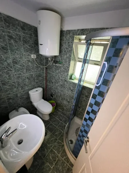Tirane, jepet me qera apartament 1+1+Ballkon Kati 1, 70 m² 520 € (Selvia)