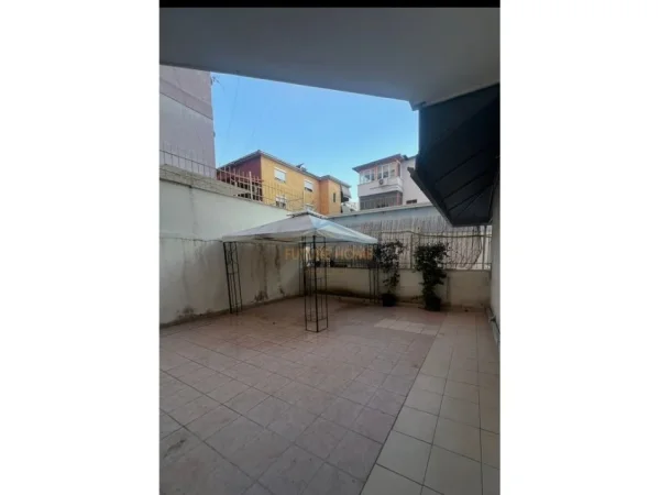 Tirane, jepet me qera apartament 1+1+Ballkon Kati 1, 89 m² 420 € (Fresk)