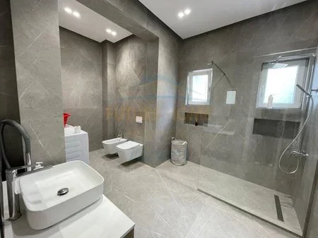 Tirane, jepet me qera 3+1+Ballkon Kati 1, 141 m² 1.500 € 