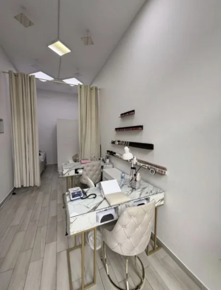 Tirane, jepet me qera ambjent biznesi Kati 0, 20 m² 470 € (Prane Hotel Mondial)