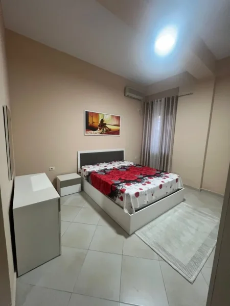 Tirane, jepet me qera apartament 1+1 Kati 1, 89 m² 400 € (fresku)