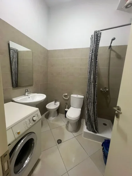 Tirane, jepet me qera apartament 1+1 Kati 1, 89 m² 400 € (fresku)