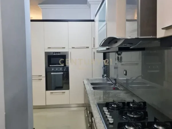 Tirane, jepet me qera apartament 2+1 Kati 5, 101 m² 600 € (vilat gjermane)