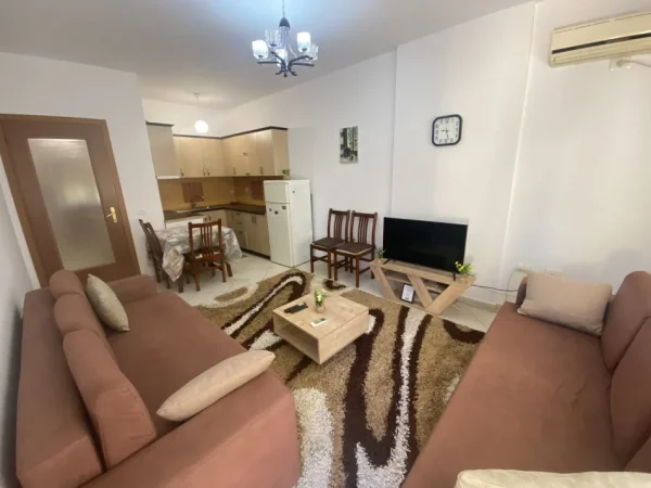 Tirane, jepet me qera apartament 1+1+Ballkon Kati 3, 70 m² 50.000 Lek (Liqeni i Thate Rruga Hamdi Sina)