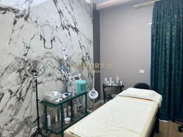 Tirane, jepet me qera ambjent biznesi Kati 0, 120 m² 1.500 € (Komuna e Parisit)