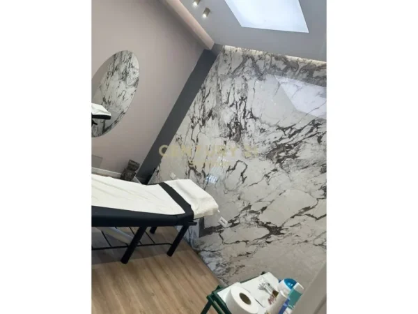 Tirane, jepet me qera ambjent biznesi Kati 0, 120 m² 1.500 € (Komuna e Parisit)