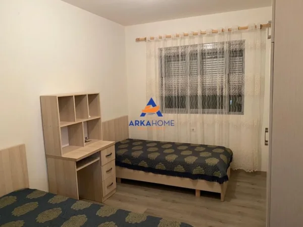 Tirane, jepet me qera apartament 2+1+Ballkon Kati 4, 74 m² 520 € 