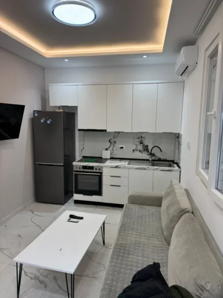 Tirane, jepet me qera apartament 1+1+Ballkon Kati 3, 55 m² 450 €