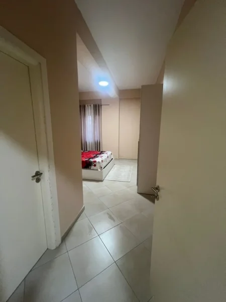 Tirane, jepet me qera apartament 1+1+Ballkon Kati 1, 80 m² 400 € 