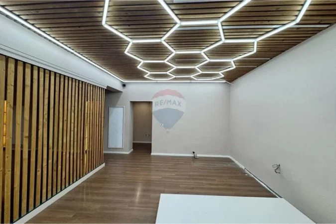 Tirane, jepet me qera ambjent biznesi Kati 0, 115 m² 2.000 € (Komuna e Parisit)