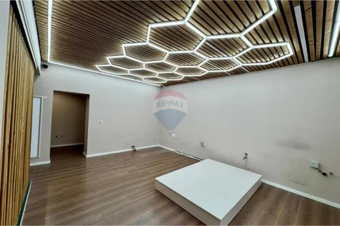 Tirane, jepet me qera ambjent biznesi Kati 0, 115 m² 2.000 € (Komuna e Parisit)