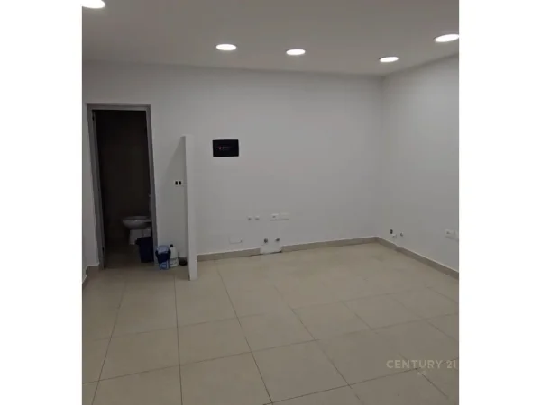 Tirane, jepet me qera ambjent biznesi Kati 1, 50 m² 650 € (Rruga e Elbasanit)