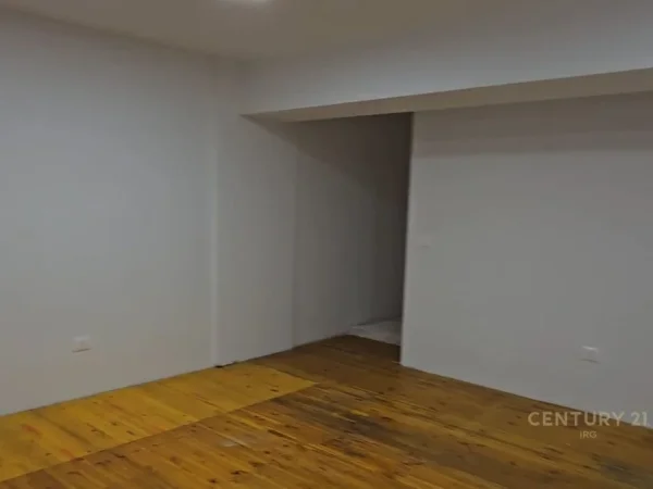 Tirane, jepet me qera ambjent biznesi Kati 1, 50 m² 650 € (Rruga e Elbasanit)