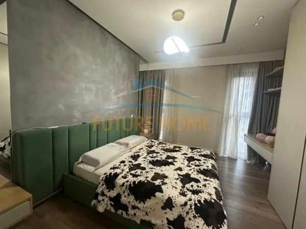 Tirane, jepet me qera apartament 3+1+Ballkon Kati 4, 166 m² 2.300 € 