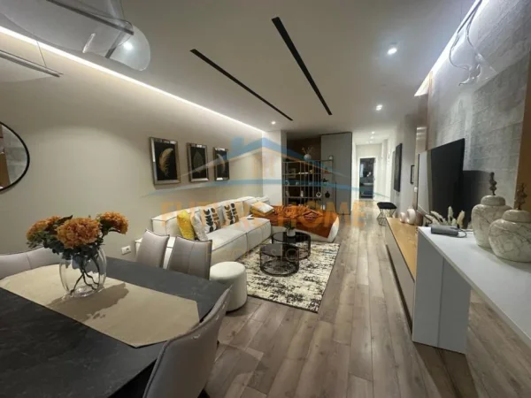 Tirane, jepet me qera apartament 3+1+Ballkon Kati 4, 166 m² 2.300 € 