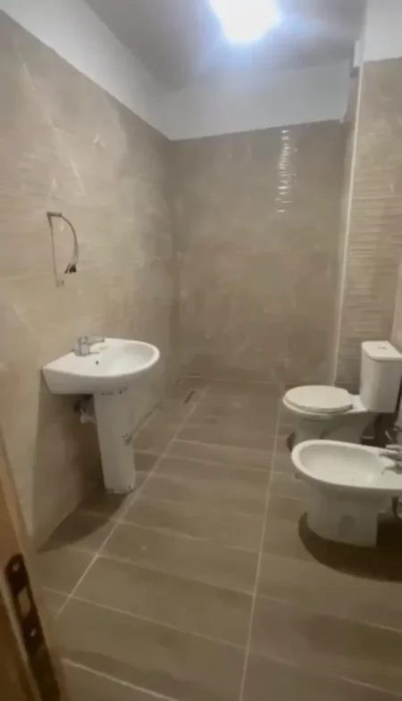 Tirane, jepet me qera apartament 2+1+Ballkon Kati 4, 80 m² 400 € 