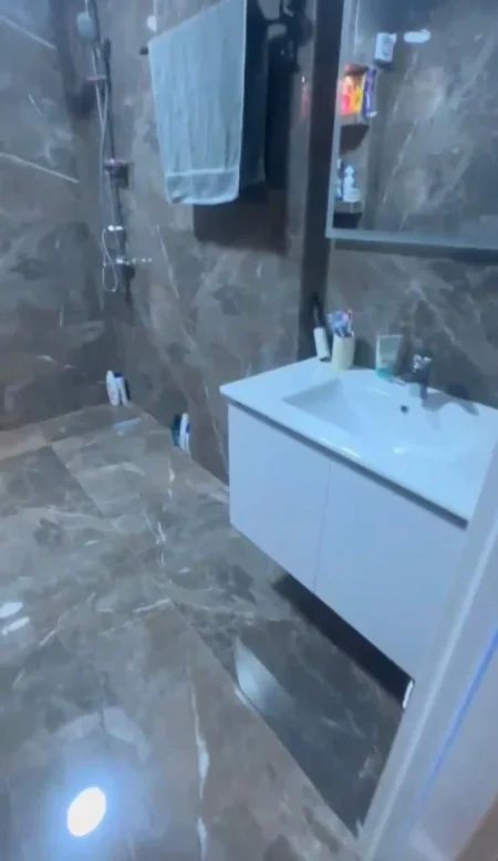 Tirane, jepet me qera apartament 1+1+Ballkon Kati 5, 70 m² 550 €