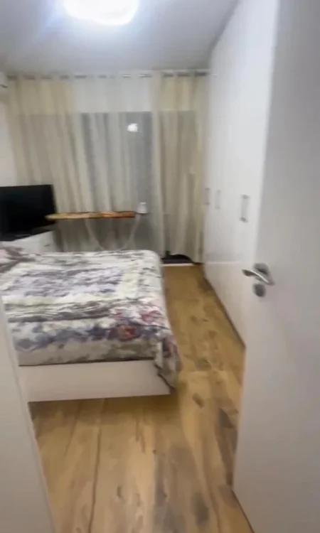 Tirane, jepet me qera apartament 1+1+Ballkon Kati 5, 70 m² 550 €