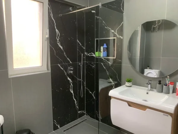 Tirane, jepet me qera apartament 2+1+Ballkon Kati 2, 82 m² 550 € (Kopshti Zoologjik)