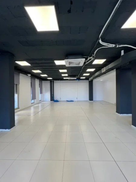 Tirane, jepet me qera zyre Kati 1, 1.077 m² 15.000 € (ZOGU I ZI)